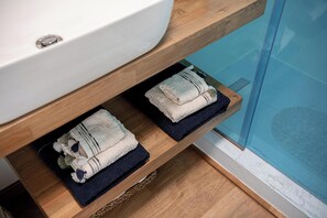 Dante | Bathroom - Dante e Allegra by Villaspo Homes (Chania)
