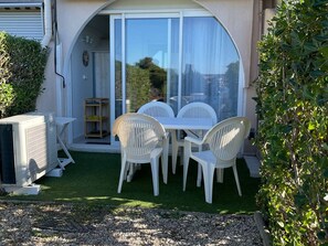 Outdoor dining - Cozy F2 in Balaruc with garden, 4 sleeps (Balaruc-les-Bains)