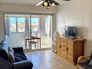 TV - Heart of Village Apartment – Beach, Shops & Dining Nearby (Le Barcarès)