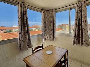 Dining - Heart of Village Apartment – Beach, Shops & Dining Nearby (Le Barcarès)