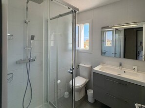 Bathroom - Heart of Village Apartment – Beach, Shops & Dining Nearby (Le Barcarès)