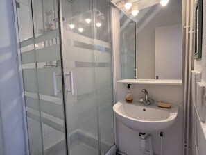 Bathroom - T2 Apartment in Canet-en-Roussillon with air conditioning and wifi (Canet-en-Roussillon)