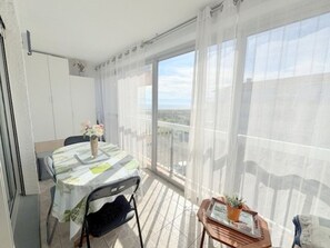 Dining - Pleasant studio facing sea with beach access and parking (Le Barcarès)