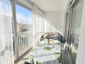 Outdoor dining - Pleasant studio facing sea with beach access and parking (Le Barcarès)