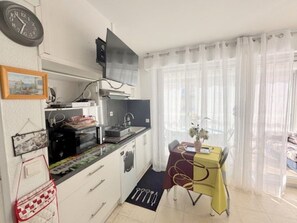Fridge, microwave, coffee/tea maker, toaster - Pleasant studio facing sea with beach access and parking (Le Barcarès)