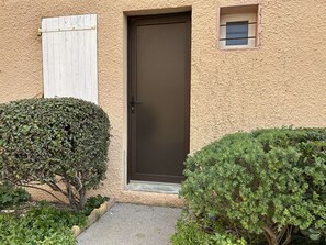 Exterior detail - Seaside house 3 rooms, terrace, pets allowed (Fleury-Saint-Pierre-la-Mer)