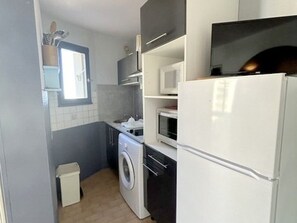 Fridge, microwave, oven, coffee/tea maker - Comfortable studio for 4 ppl, beach access, secure parking (Le Barcarès)