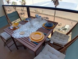 Outdoor dining - Studio with sea view balcony, parking and air conditioning in Canet-en-Roussillon (Canet-en-Roussillon)