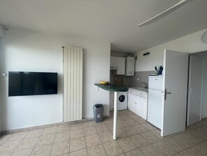 Interior - Studio with sea view balcony, parking and air conditioning in Canet-en-Roussillon (Canet-en-Roussillon)