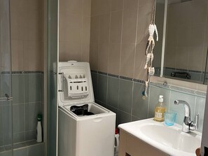 Bathroom - Bright T2 at the port, air conditioning, loggia with view, parking included (Canet-en-Roussillon)