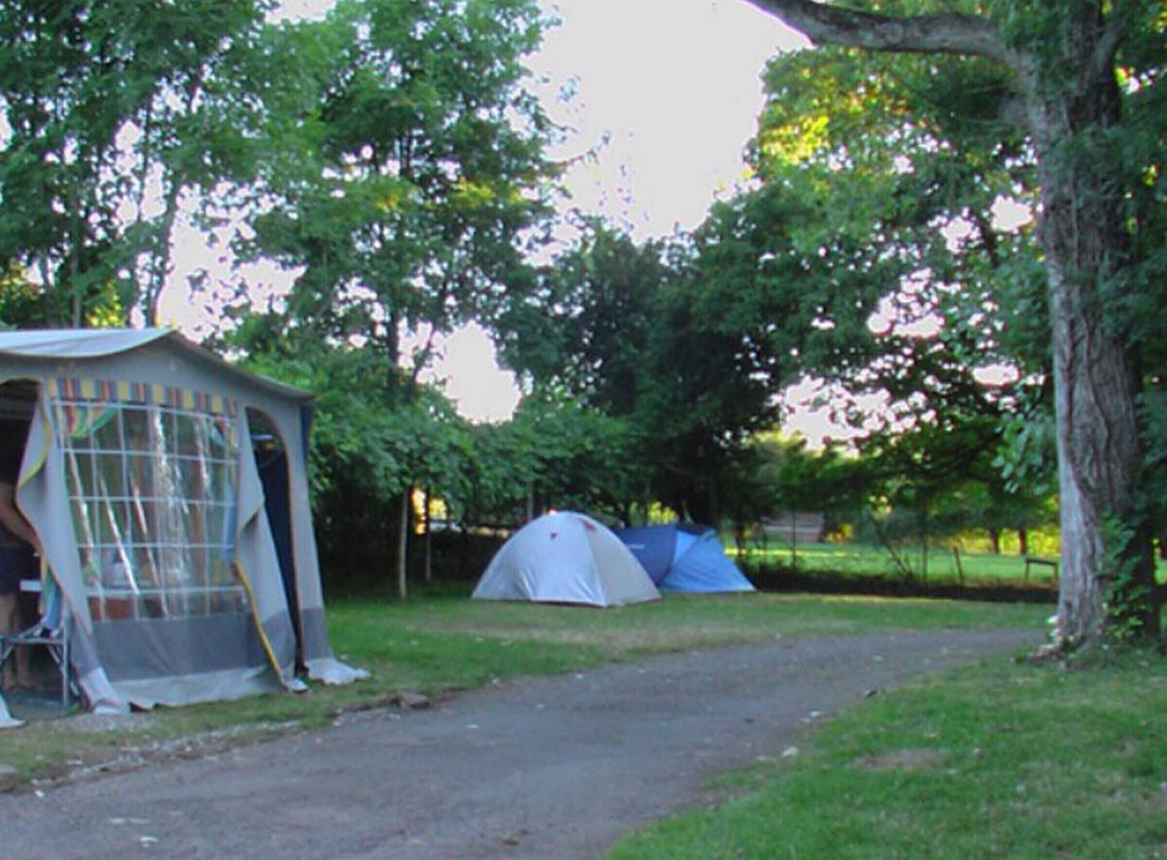 Un campamento con una tienda de campaña y un pequeño refugio.
