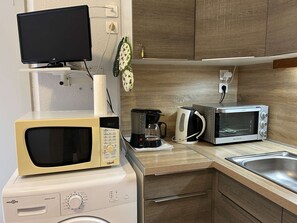 Fridge, microwave, stovetop, dishwasher - Apt 2-BR + Cabin, Sleeps 4, Pets Allowed, Near Beach (Fleury-Saint-Pierre-la-Mer)