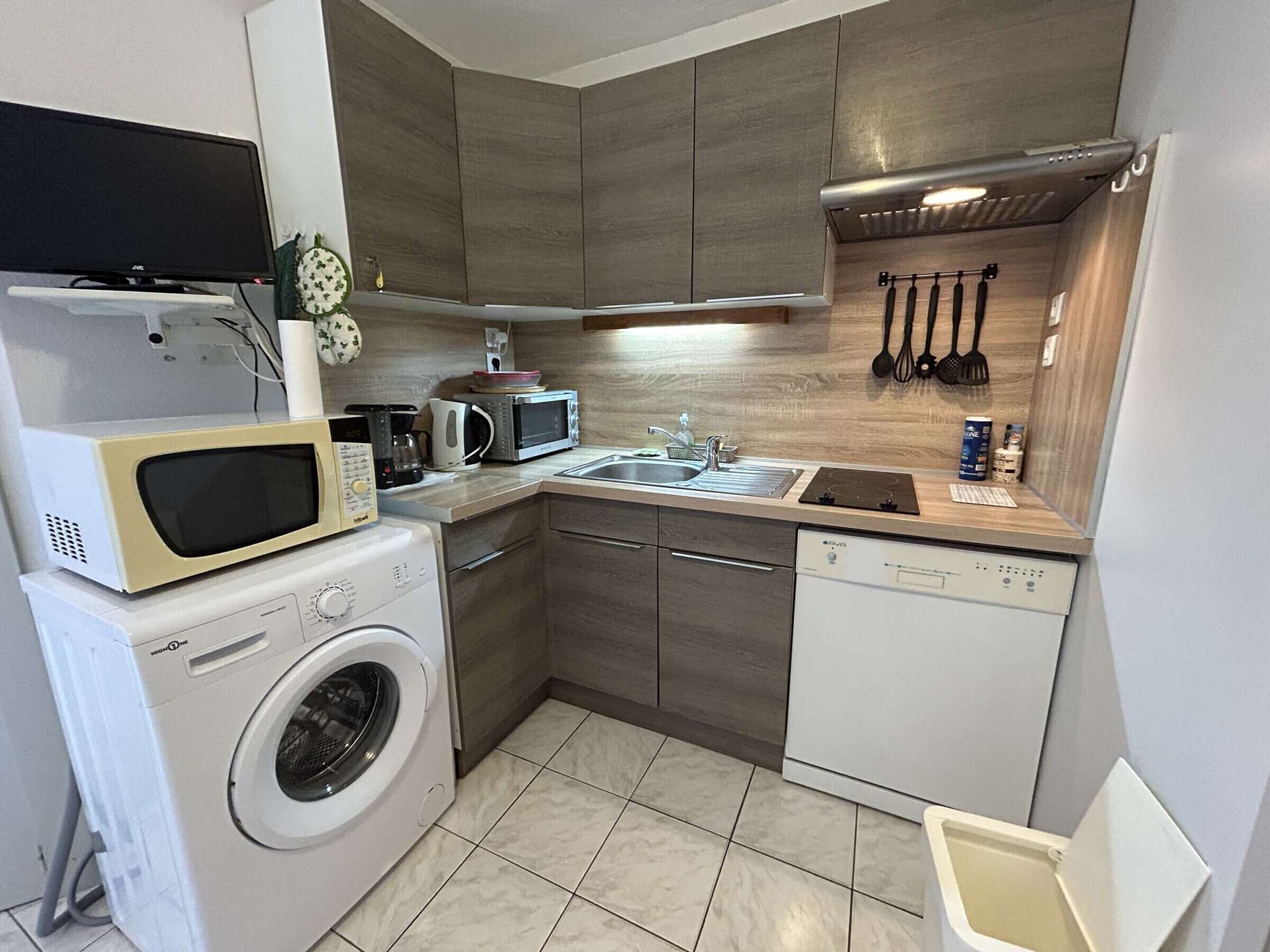 Fridge, microwave, stovetop, dishwasher