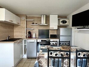 Fridge, microwave, oven, dishwasher - Superb renovated apt with AC and balcony 50m from the lake (Port Leucate)