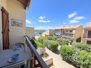 Outdoor dining - Superb renovated apt with AC and balcony 50m from the lake (Port Leucate)