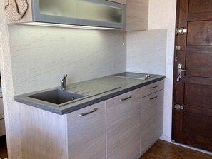 Fridge, microwave, oven, dishwasher - Apartment for 6 near beach with private parking (Le Barcarès)