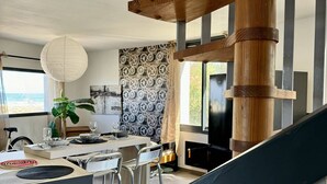 Una cocina moderna con comedor, un ventanal grande y una escalera.