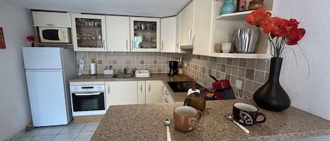 Refrigerador, microondas, horno, placa de cocina