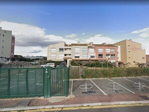 Exterior - Cozy studio for 3, beachfront walk, includes parking (Cap d'Agde)