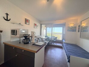 Room - Cozy studio for 3, beachfront walk, includes parking (Cap d'Agde)