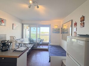 Interior - Cozy studio for 3, beachfront walk, includes parking (Cap d'Agde)