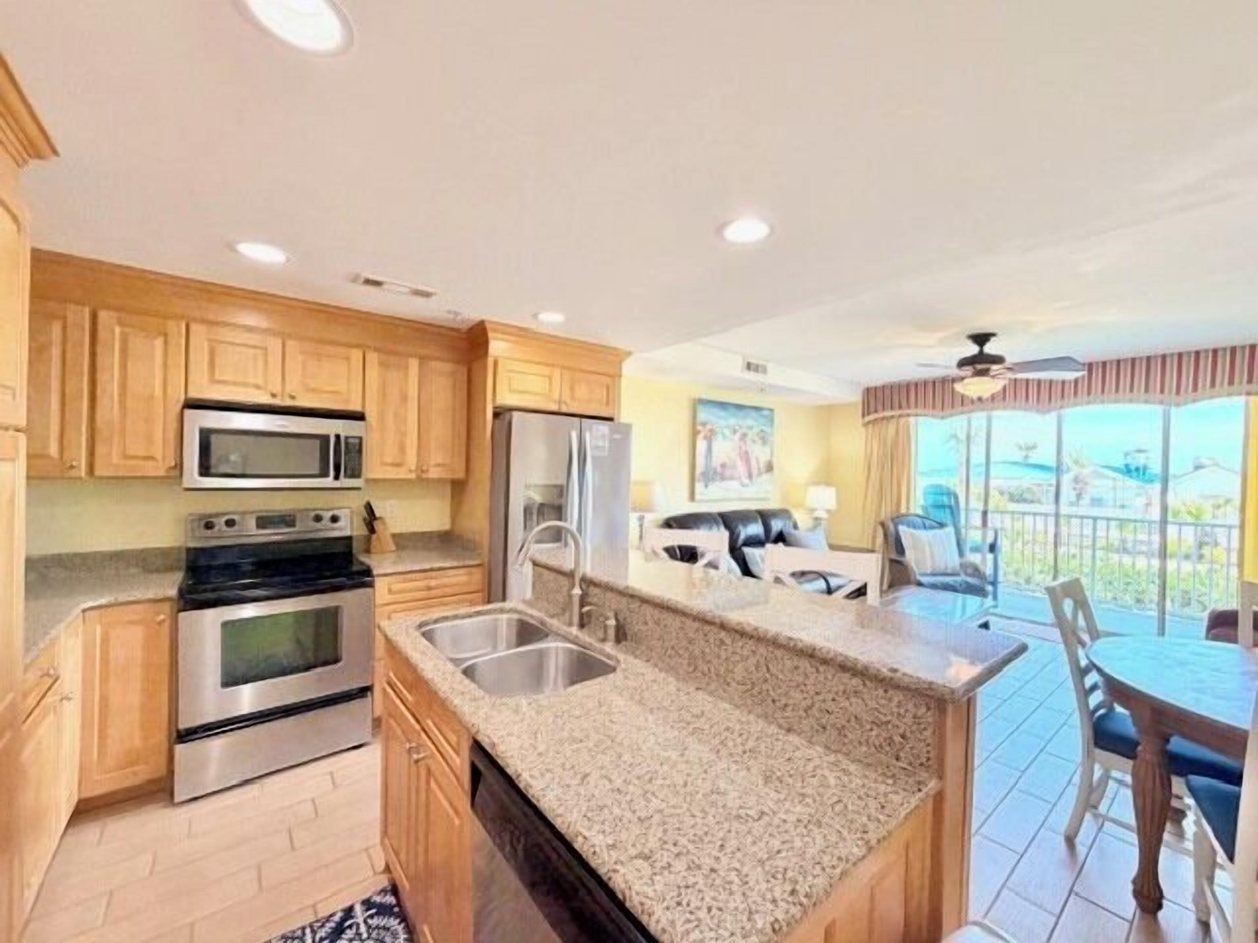 冷蔵庫、電子レンジ、オーブン、コンロ