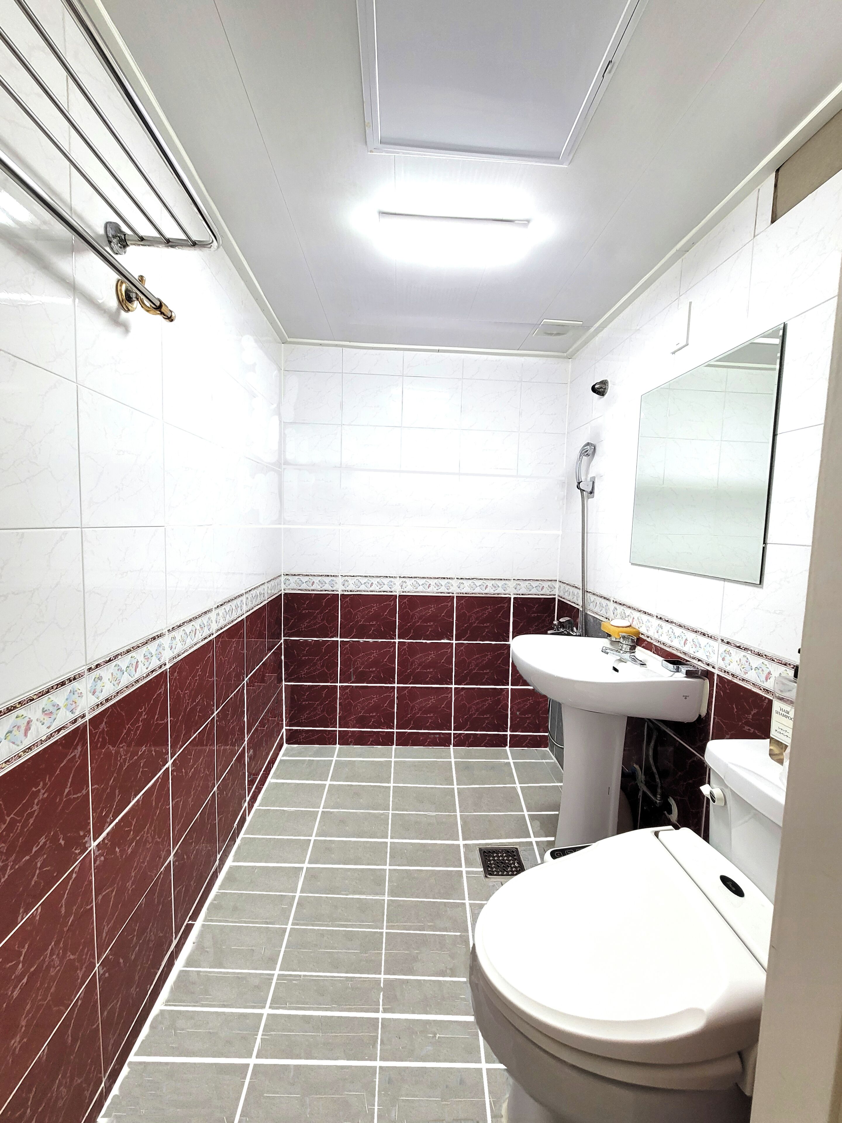 Een haardroger, een bidet, handdoeken, zeep