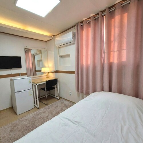 Stay on Line2,5/Direct to Hongdae Gangnam Airport/Private Bath/AC/6008 Limousine