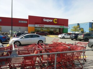 Parkeerplaatsen op het terrein