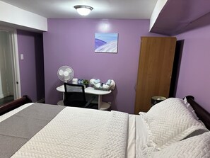 2 slaapkamers, een strijkplank/strijkijzer, internet, beddengoed