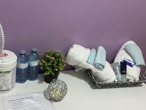 Een haardroger, handdoeken, zeep, toiletpapier