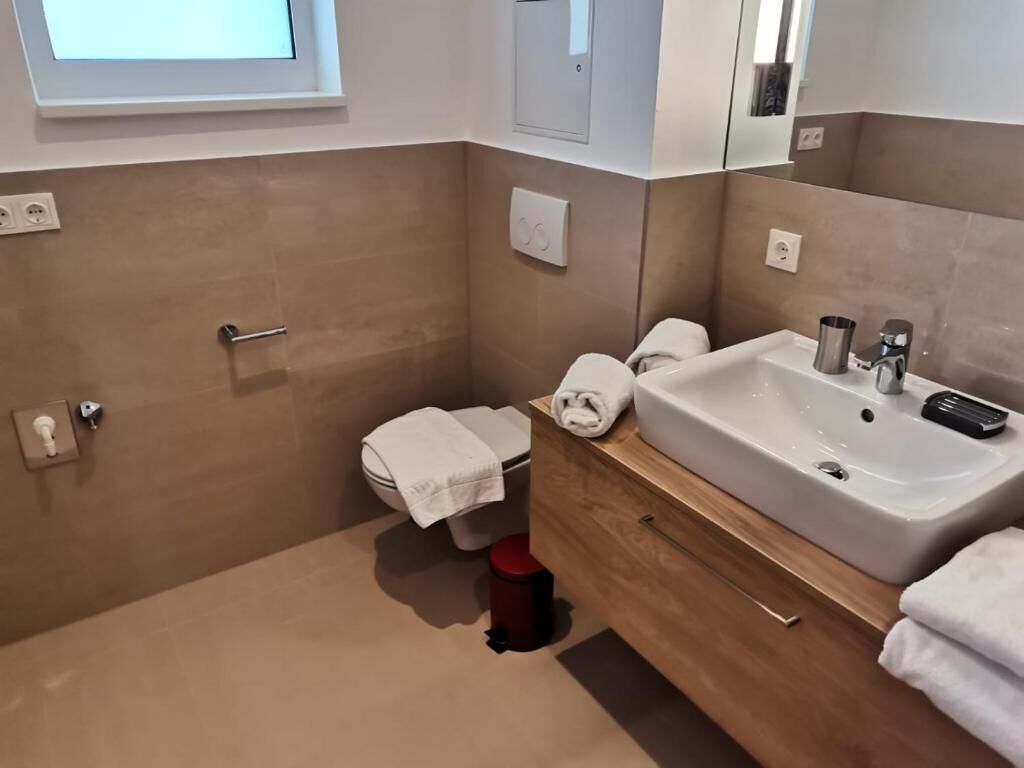 غرفة - بشرفة - منظر للحديقة | حمام | تجهيزات دش، مناشف، صابون، شامبو