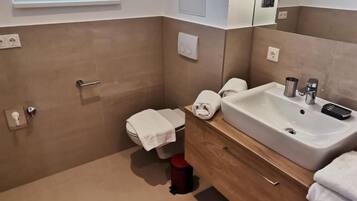 Phòng, ban công, quang cảnh vườn | Phòng tắm | Buồng tắm vòi sen, khăn tắm, xà phòng, dầu gội