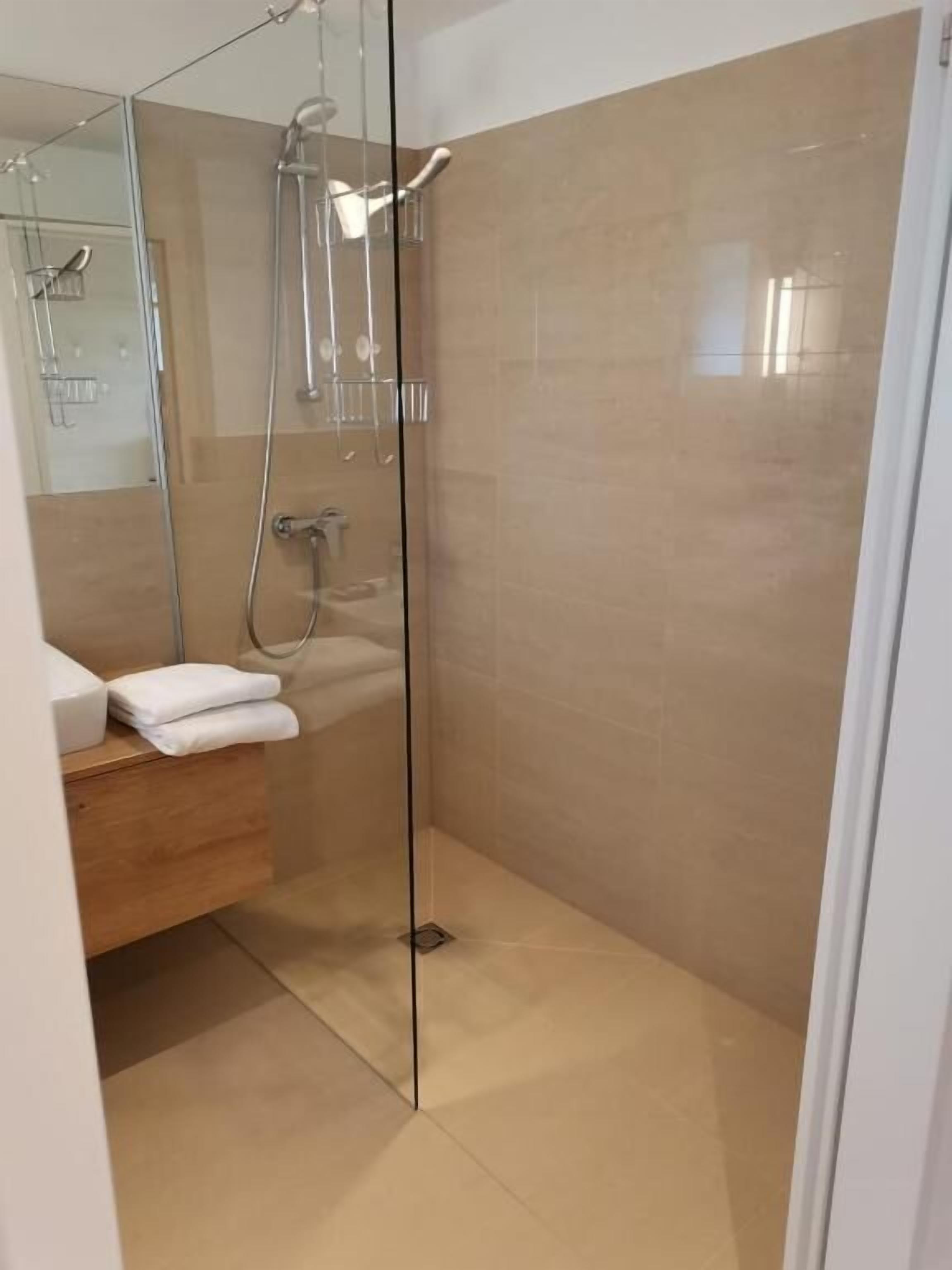 Zimmer, Balkon, Gartenblick | Badezimmer | Dusche, Handtücher, Seife, Shampoo