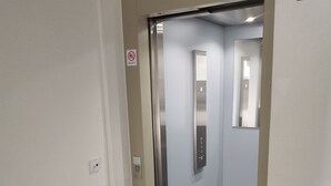 Rom, balkong, hageutsikt