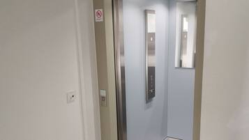 Quarto, sacada, vista para o jardim | Individualmente mobiliados, escrivaninha