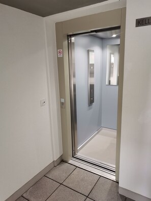 Zimmer, Balkon, Gartenblick