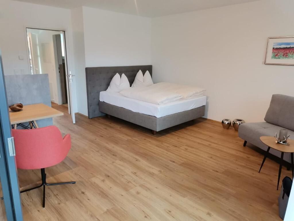 Kamer, balkon, uitzicht op tuin | Individueel gemeubileerd, een bureau, een laptopwerkplek, gratis wifi