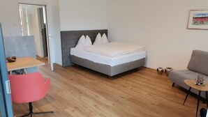 Rom, balkong, hageutsikt