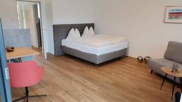 Kamer, balkon, uitzicht op tuin | Individueel gemeubileerd, een bureau, een laptopwerkplek, gratis wifi