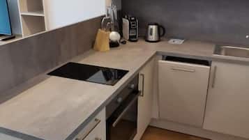 Quarto, sacada, vista para o jardim | Cozinha privada | Geladeira, fogão, cooktop, lava-louças