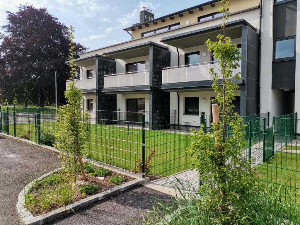 Quarto, sacada, vista para o jardim | Fachada