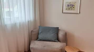 Kamer, balkon, uitzicht op tuin | Woonruimte | Een 32-inch flatscreentelevisie met kabelzenders en vloerwarming