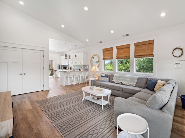 Living area - Cozy 4x4 Beach Cottage - Short walk to the Ocean (Corolla)