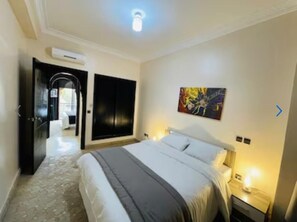 Tabla de planchar con plancha, wifi y ropa de cama 