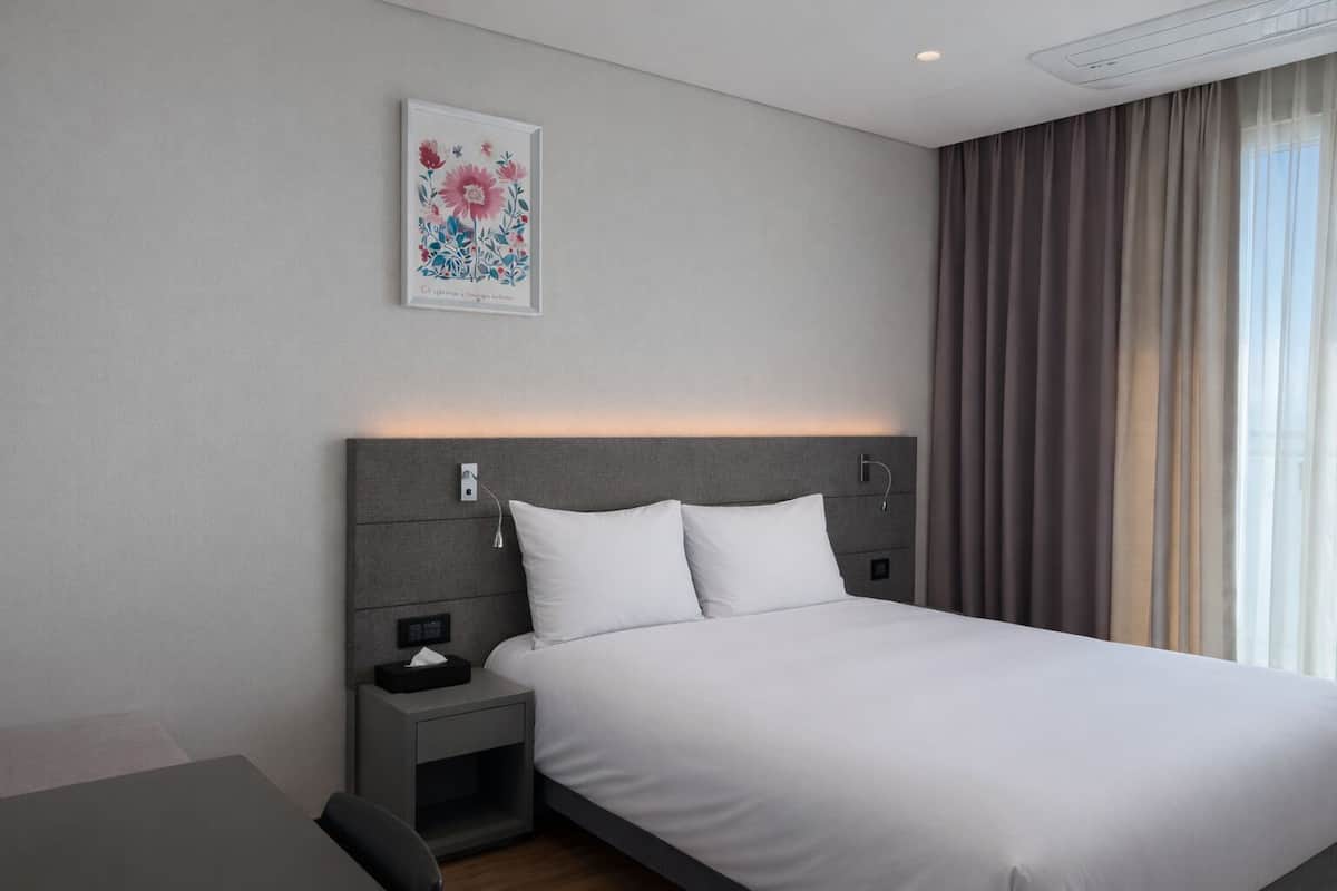 Desk, laptop workspace, free WiFi