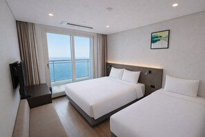 Ocean View Family Room | Escrivaninha, espaço de trabalho para notebook, Wi-Fi de cortesia