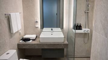 Een haardroger, handdoeken, zeep, shampoo