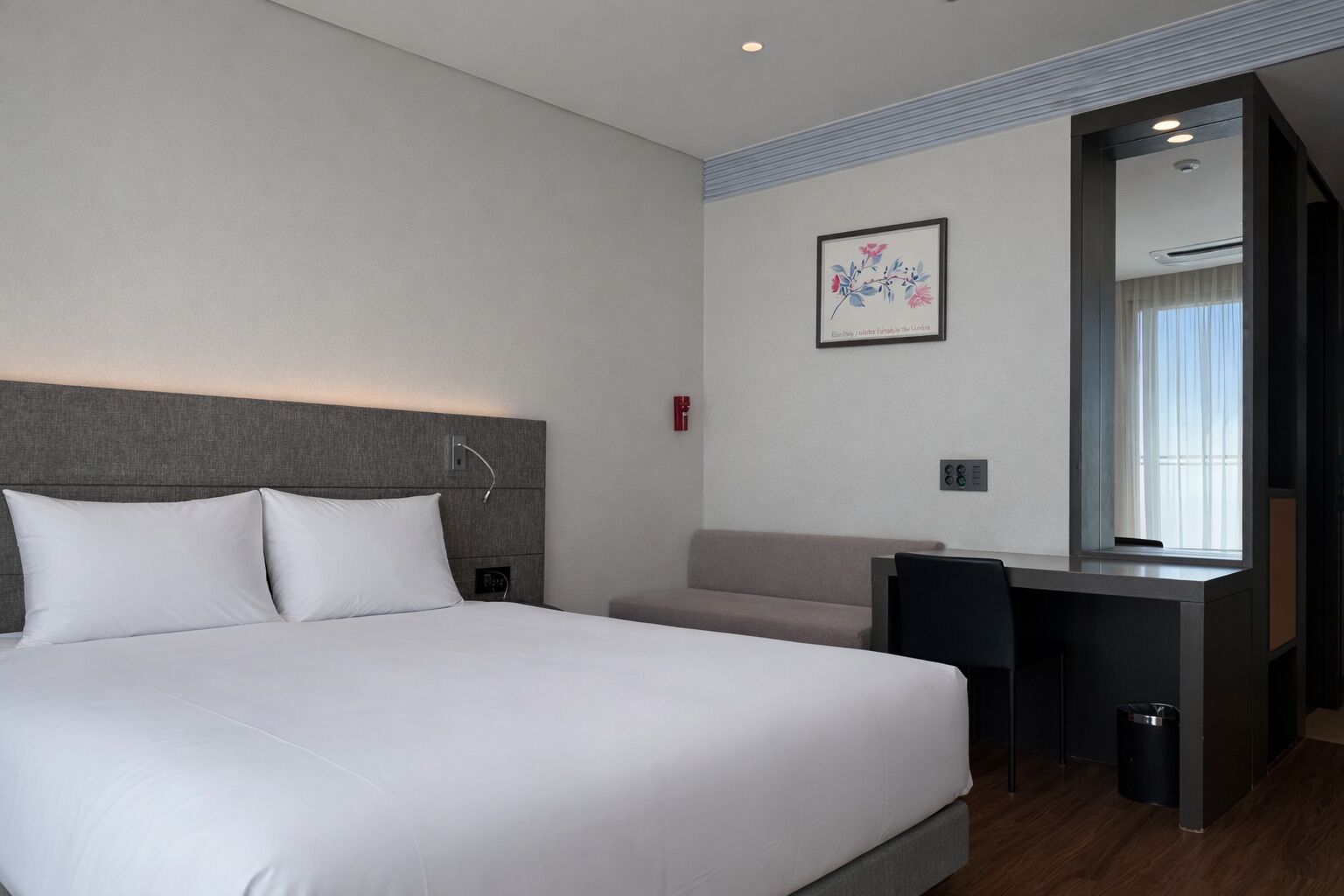 Desk, laptop workspace, free WiFi