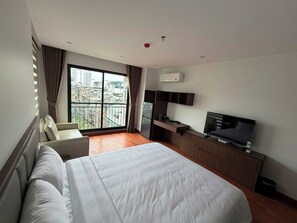 Schreibtisch, laptopgeeigneter Arbeitsplatz, kostenloses WLAN